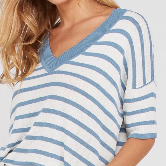 NEW! V-Neck Lightweight Sweater - M/L - Picture 5 of 6